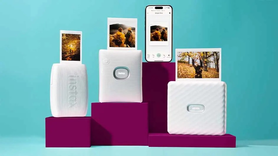 Drie witte printers op paarse blokken tegen een blauwe achtergrond, met foto's en een smartphone die foto's tonen.