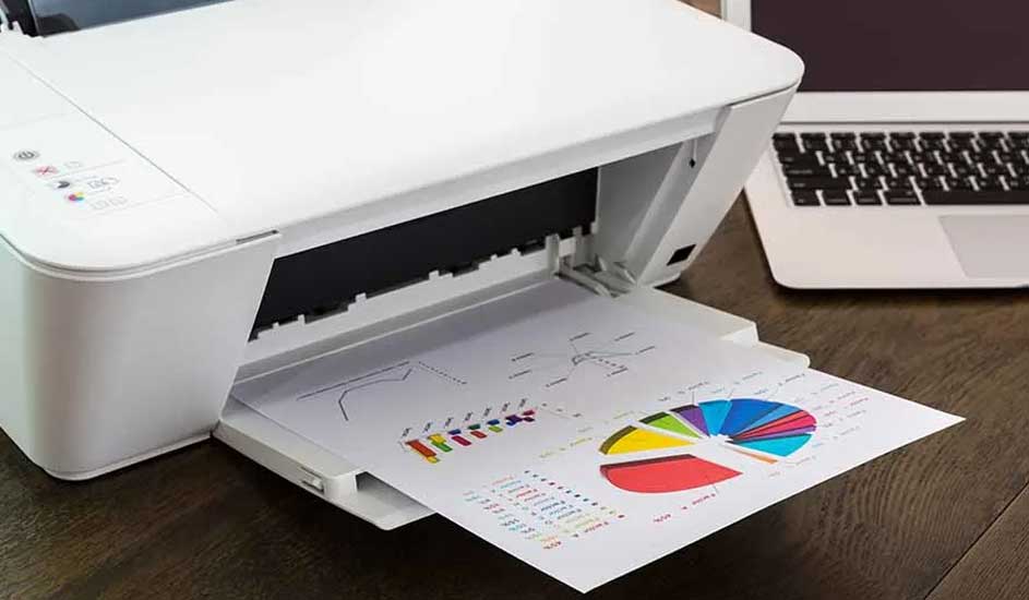 Witte printer print een blad papier met een grafiek. Laptop op de achtergrond.