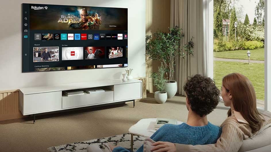 Grand écran de télévision montrant une interface de diffusion en continu au-dessus d'un meuble de télévision blanc. Une fenêtre donne sur un jardin verdoyant.