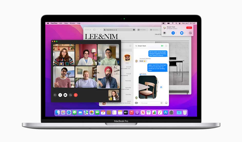 Un MacBook affiche plusieurs fenêtres à la fois, avec appel vidéo, messages et page web sur un bureau coloré, sur fond clair.