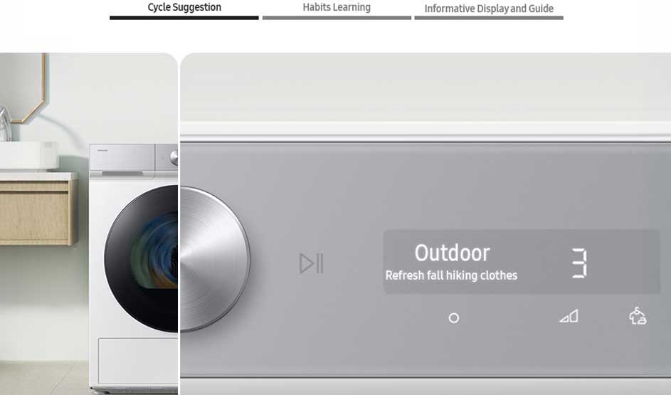 Close-up van een wasmachinedisplay met “Outdoor” en “Refresh fall hiking clothes”; links een deel van het toestel in een lichte wasruimte.