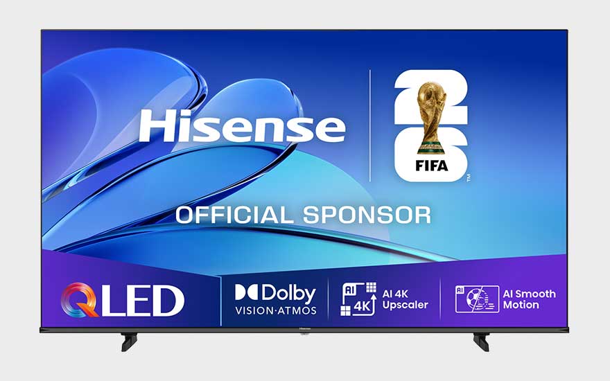 Een Hisense-tv toont een blauwe reclamedisplay met FIFA-partnerschap, QLED-logo en meerdere beeldtechnologieën.