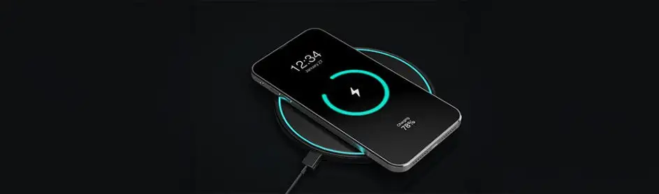 Un smartphone noir se recharge sans fil sur un chargeur rond avec un cercle lumineux bleu. L'écran affiche 12:34 et 78 %.