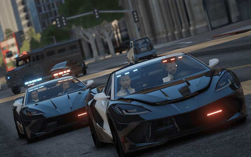 Twee gestroomlijnde politie sportwagens racen door een stad, zwaailichten flitsen terwijl een pantserwagen volgt.