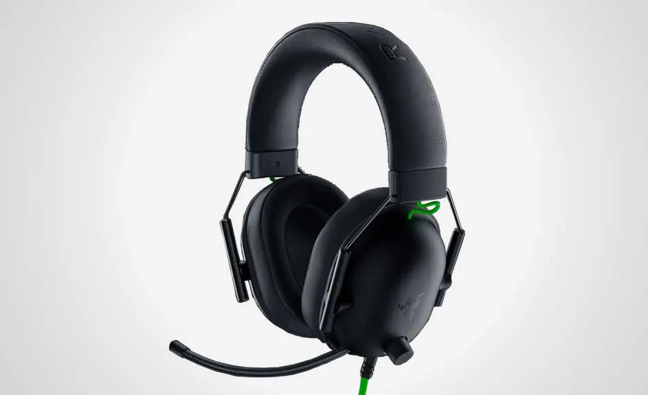 Casque noir avec microphone sur fond blanc. Fil vert et oreillettes noires visibles.
