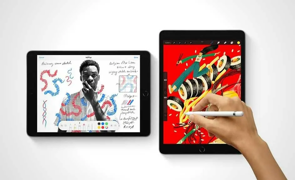 Deux tablettes noires affichent des images numériques, une avec un croquis et une avec un dessin rouge et sushi.