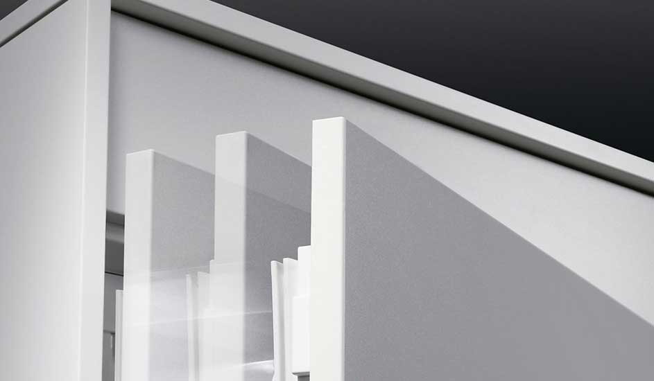 Detailopname van witte lamellen met schaduw op een grijze achtergrond.