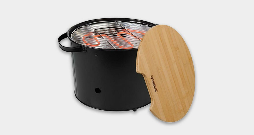 Un barbecue électrique noir avec une grille métallique et un couvercle en bois clair sur un fond blanc.