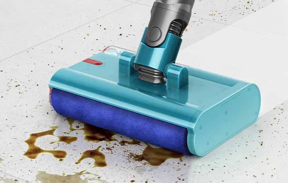 Een stofzuiger met blauwe rol maakt een witte tegelvloer schoon met bruine vlekken.
