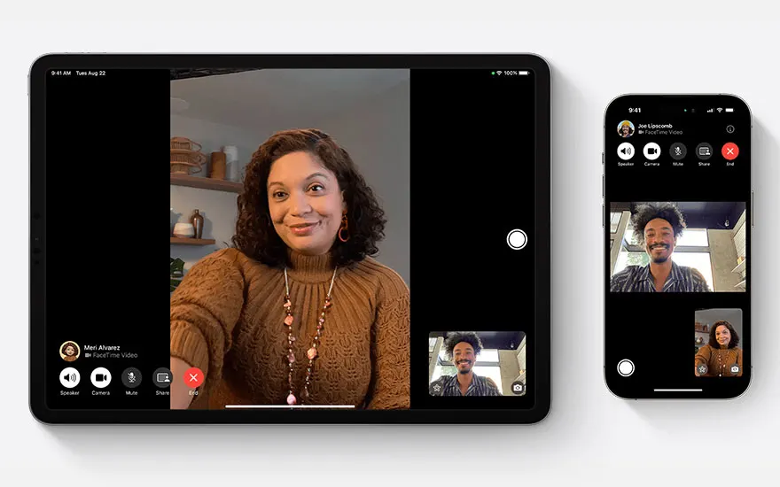 Tablette et smartphone affichant un appel vidéo. L'écran de la tablette montre une femme et le smartphone un homme.