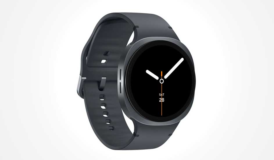 Een ronde zwarte smartwatch met zwart bandje toont analoge wijzers, een oranje secondewijzer, datum en dag op een zwart scherm.