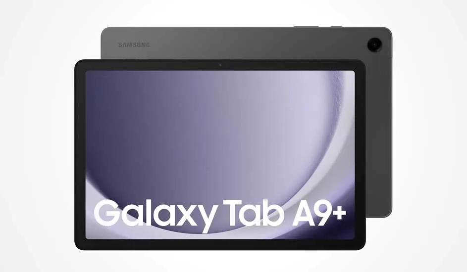 Une Samsung Galaxy Tab A9+ grise, grand écran et bords fins, affiche son nom bien visible sur un fond violet et blanc.