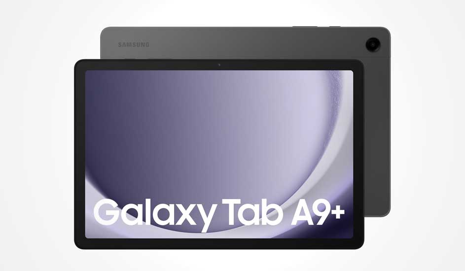 Een Samsung Galaxy Tab A9+ in het grijs, met groot scherm en dunne randen, toont de naam duidelijk op een paars-witte achtergrond.