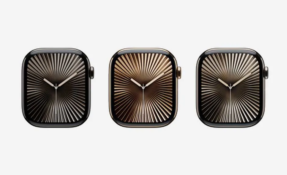 Drie horloges met metalen banden en wijzerplaten met radiaal patroon tegen een witte achtergrond.