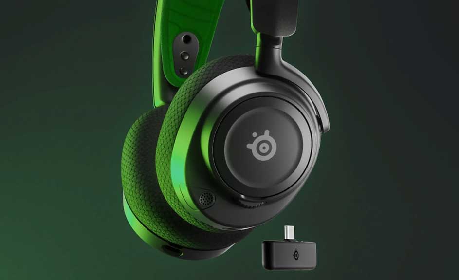 Een zwarte en groene gamingheadset met een kleine USB-dongle tegen een groene achtergrond.