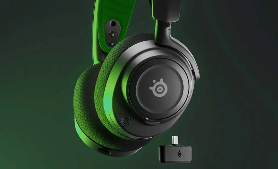 Een zwarte en groene gamingheadset met een kleine USB-dongle tegen een groene achtergrond.