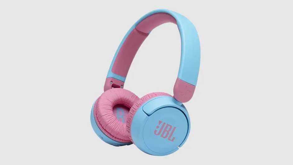 Casque audio JBL bleu et rose sur fond gris. Les coussinets et l'intérieur de l'arceau sont roses. Le logo JBL est sur l'oreillette.