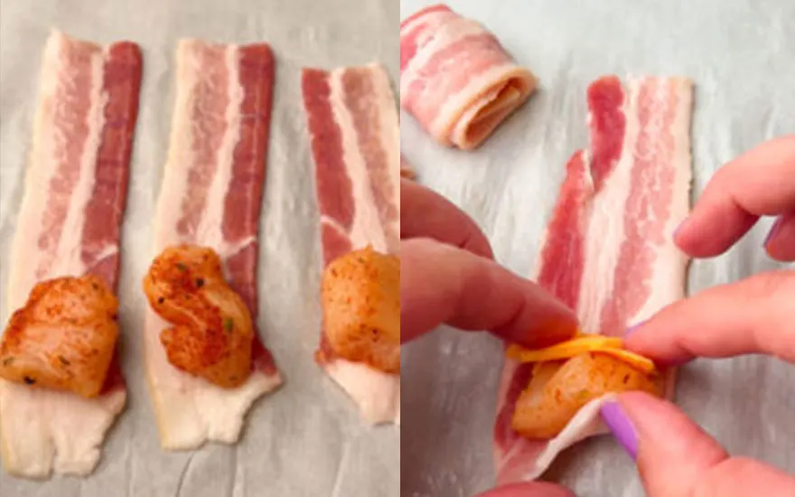 Sur une surface, du bacon cru avec des morceaux de poulet. Une main ajoute du fromage sur un morceau de poulet.