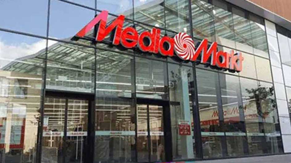 Glazen gevel van MediaMarkt met rode logo-letters en een rood-wit spiraalvormig symbool.