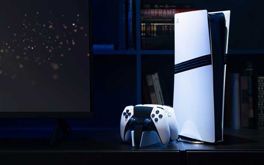 PlayStation 5 Pro blanche avec détails noirs et une manette sans fil présentées dans un espace gaming moderne, avec des étagères de livres et un éclairage ambiant bleu sophistiqué.
