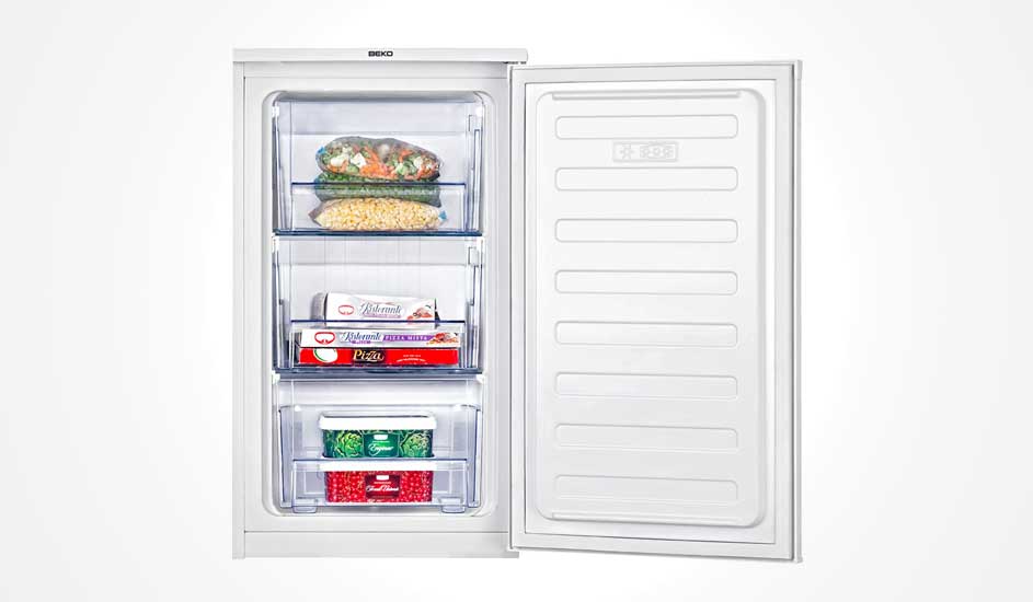 Un congélateur Beko porte ouverte, quatre tiroirs transparents remplis de légumes surgelés, pizzas et glace, dans un boîtier blanc.