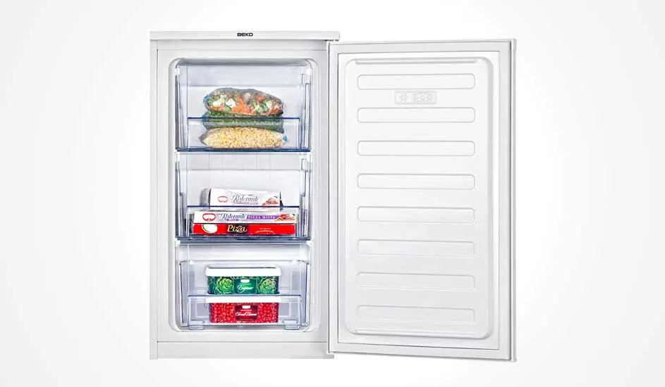 Een Beko vriezer met open deur, vier transparante lades gevuld met diepvriesgroenten, pizza’s en ijs, in een witte behuizing.