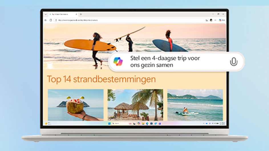 Laptop met een reiswebsite over strandbestemmingen en een Copilot-zoekbalk met microfoonicoon.