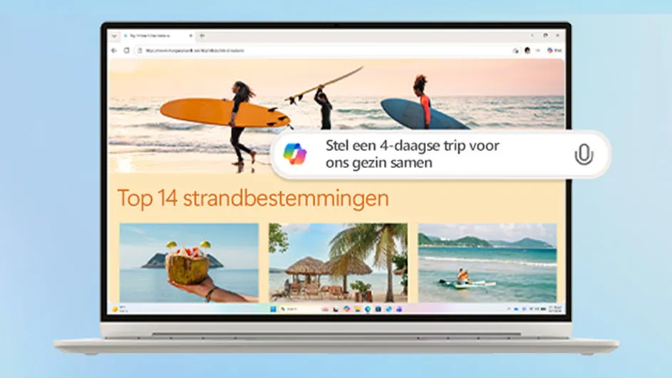 Laptop met een reiswebsite over strandbestemmingen en een Copilot-zoekbalk met microfoonicoon.