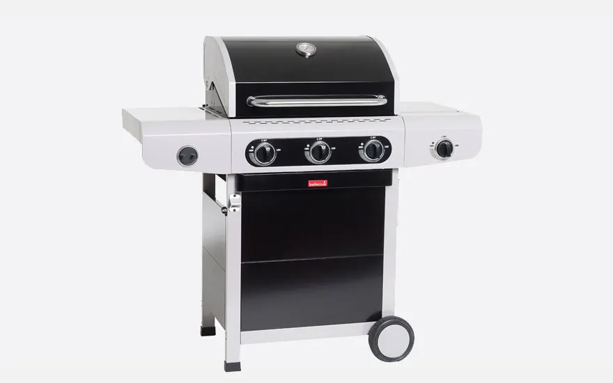 Een zwarte en witte gasbarbecue met drie knoppen staat op een witte achtergrond.