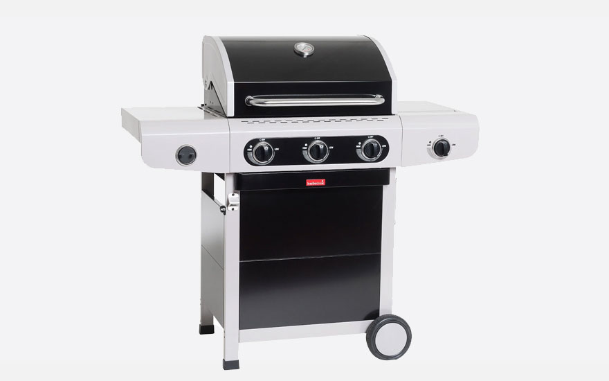 Un barbecue extérieur noir et blanc avec trois boutons est sur fond blanc.