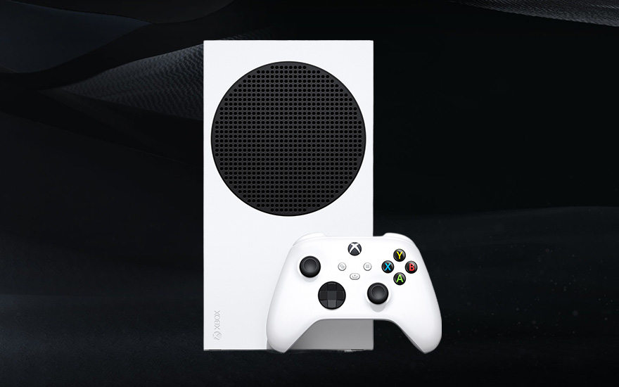 Een witte Xbox Series S console met een zwarte ronde ventilator en een witte controller op een zwarte achtergrond.