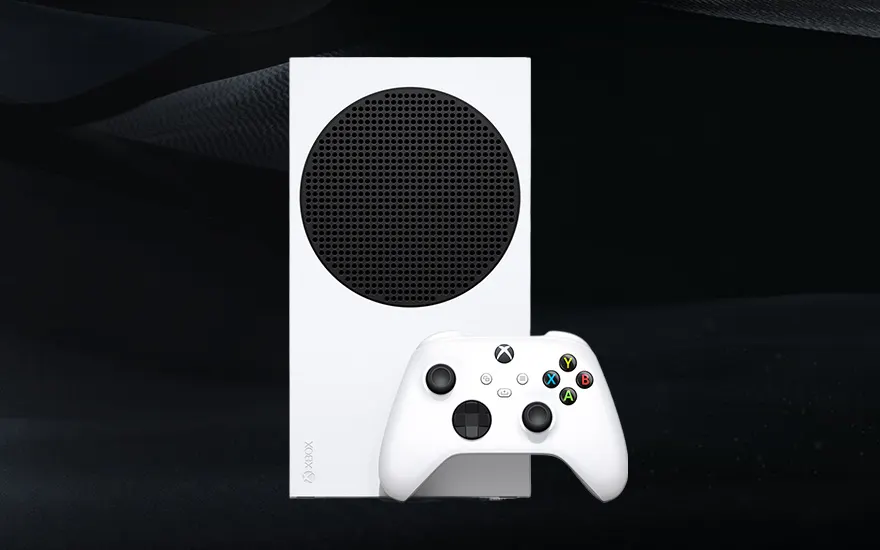 Une console Xbox Series S blanche et une manette sont visibles sur un fond noir. La console a une grille noire ronde.
