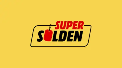 Logo met "Super Solden" in zwarte letters met een rode prijskaart, op een gele achtergrond.