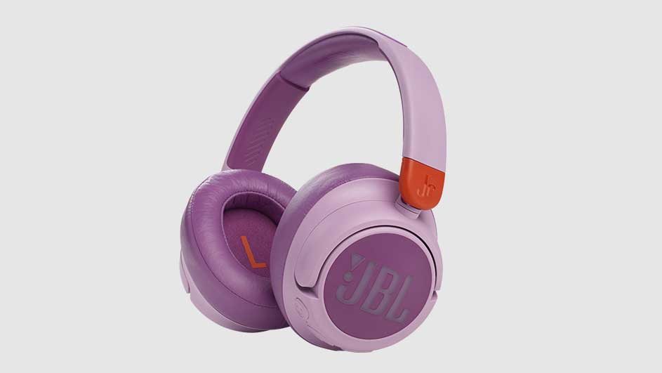 Casque audio JBL violet et lavande sur fond clair. Détails orange.