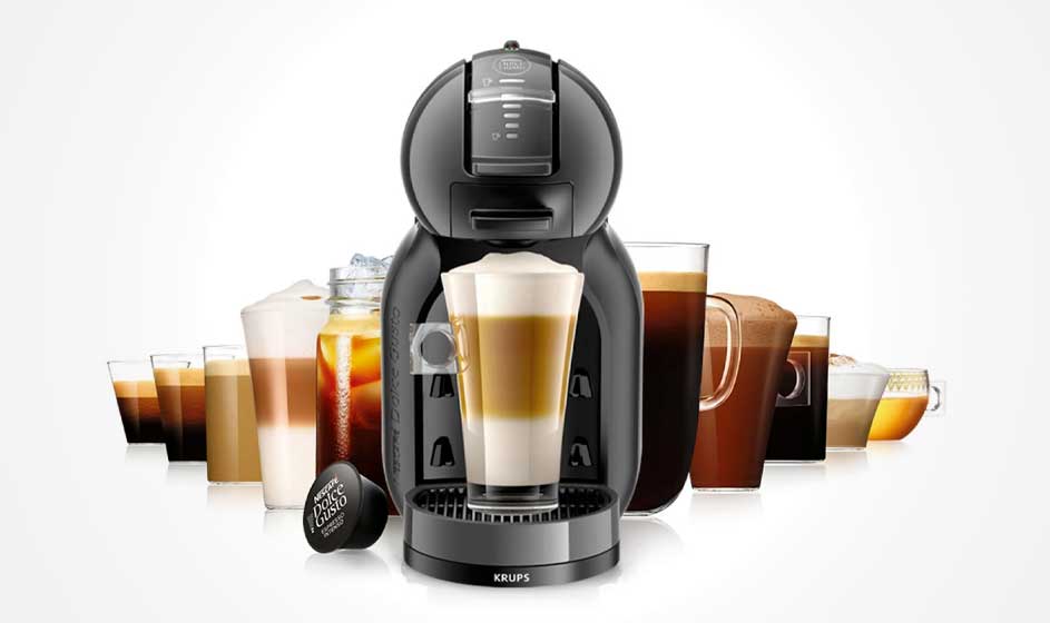 Een zwarte Dolce Gusto-koffiemachine met een hoge latte staat centraal, omringd door verschillende glazen koffie op een witte achtergrond.