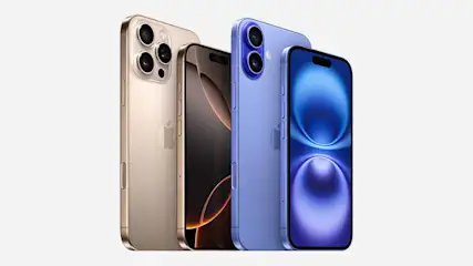 Vier iPhones staan dicht bij elkaar: goud met drie camera's, zwart, lila met twee camera's en blauw. Witte achtergrond.