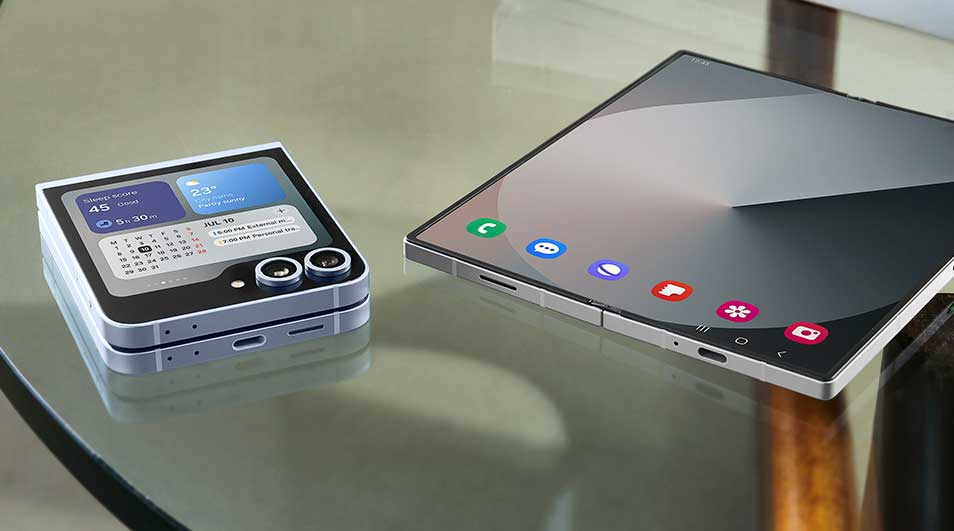 Deux smartphones argentés sont posés sur une table en verre. L'un est plié, affichant des informations.