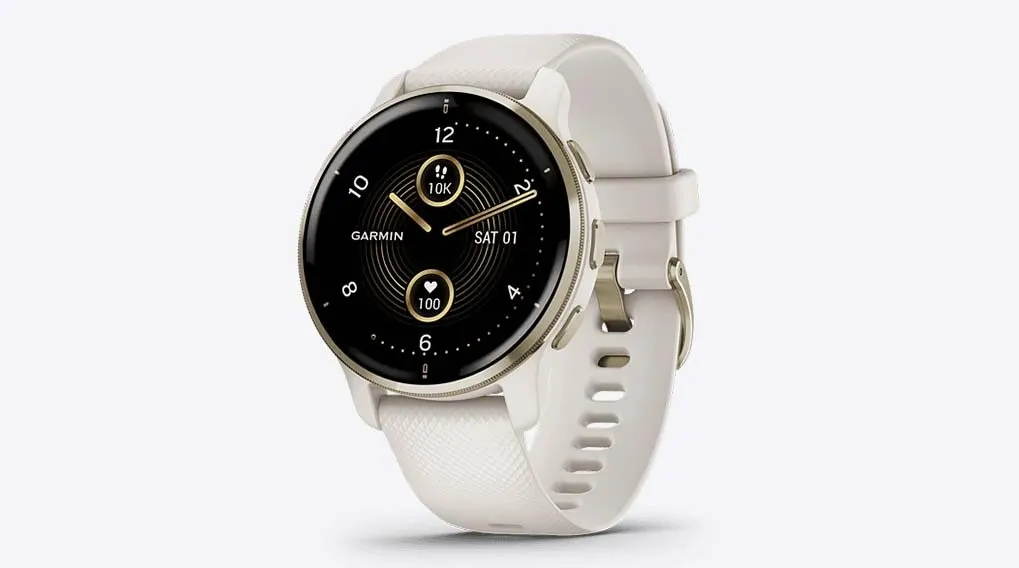 Montre Garmin avec cadran noir et bracelet blanc. L'écran affiche l'heure, la date et des données d'activité.