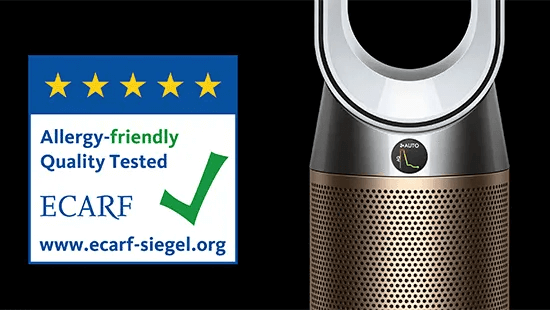 Een luchtreiniger met een zilveren bovenkant en een gouden geperforeerde basis naast een blauw ECARF-keurmerk met vijf sterren.
