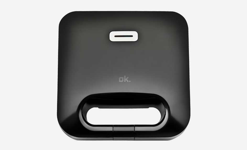 Vue de dessus d'un appareil noir de marque "ok." avec poignée et indicateur lumineux sur fond blanc.