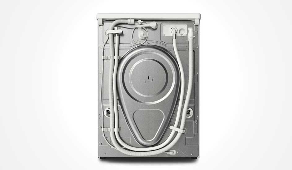 Achterkant van een wasmachine, met grijze metalen panelen en witte slangen.