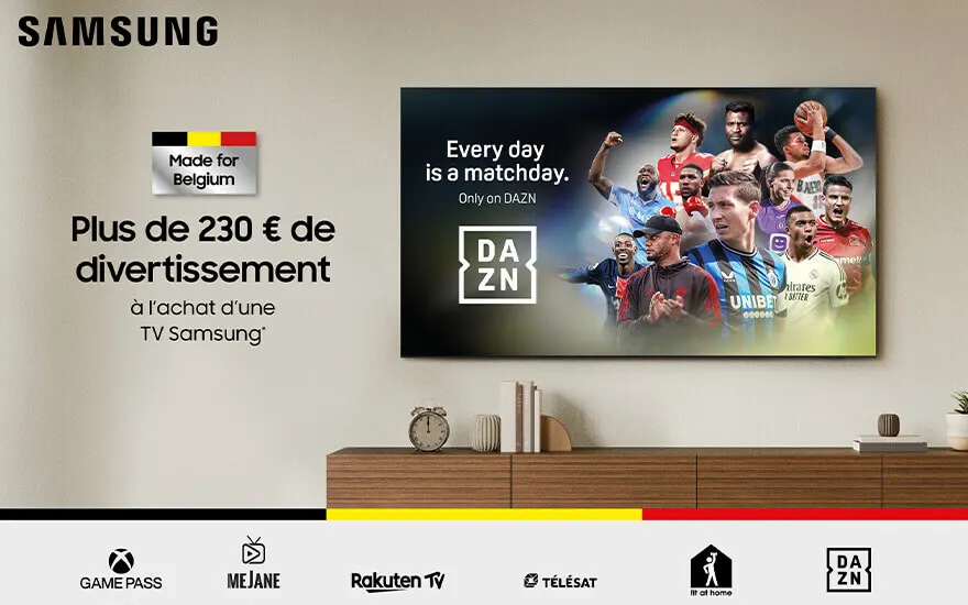 Écran TV Samsung montrant une publicité DAZN avec des joueurs de football. Un meuble en bois est en dessous.
