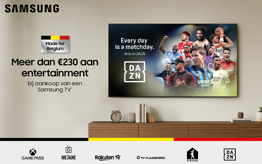 Bruine houten kast met tv erboven. De tv toont een voetbalwedstrijd en het DAZN logo. Verschillende logo's onderaan.
