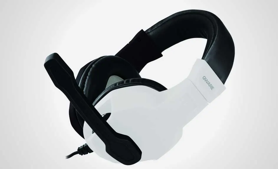 Casque de jeu blanc et noir avec microphone sur fond blanc.