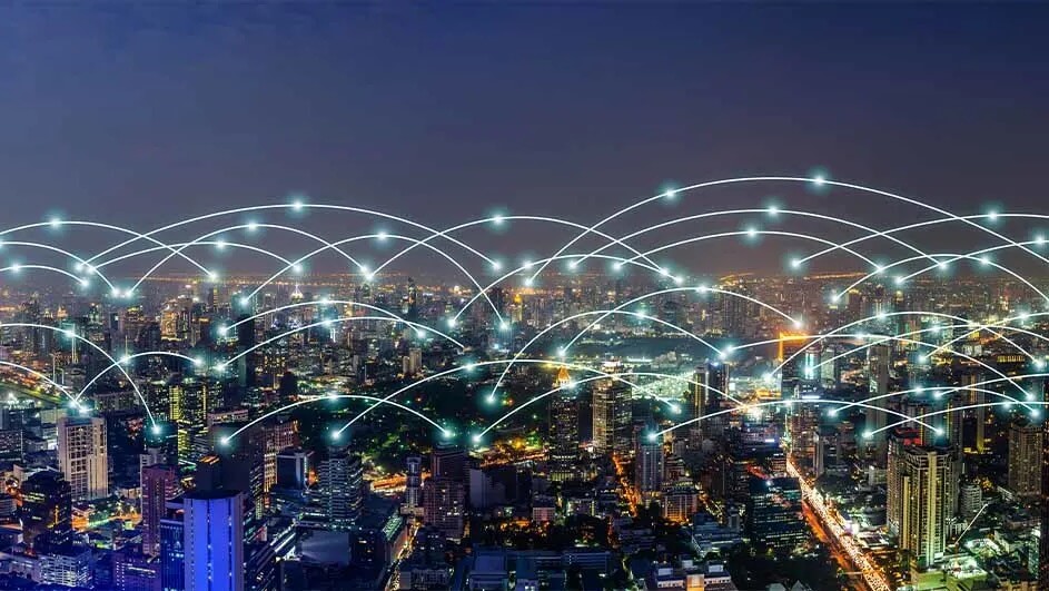 Nachtzicht op een stad met gebouwen en digitale lijnen die verbindingen vormen tussen locaties in de stad.