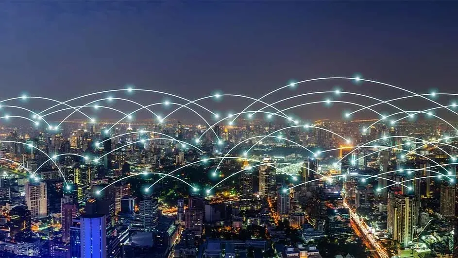 Nachtzicht op een stad met gebouwen en digitale lijnen die verbindingen vormen tussen locaties in de stad.
