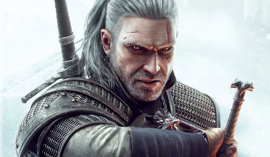 Dit is een videogame. Een krijger met lang grijs haar, zwaard op de rug en metalen harnas staat klaar in een besneeuwde omgeving.