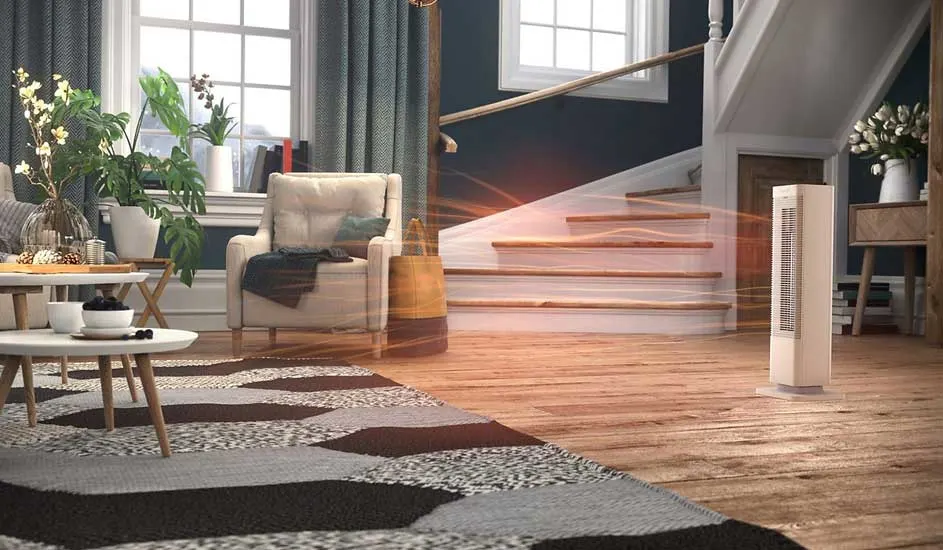 Een woonkamer met een beige stoel, een beige verwarming en een houten trap. Er staat een kleed op de vloer.