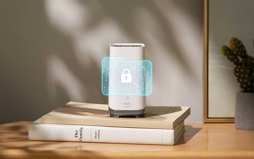 Un purificateur d'air Eufy blanc sur des livres, avec un cadenas bleu illustrant la sécurité. Un cactus est visible en arrière-plan.