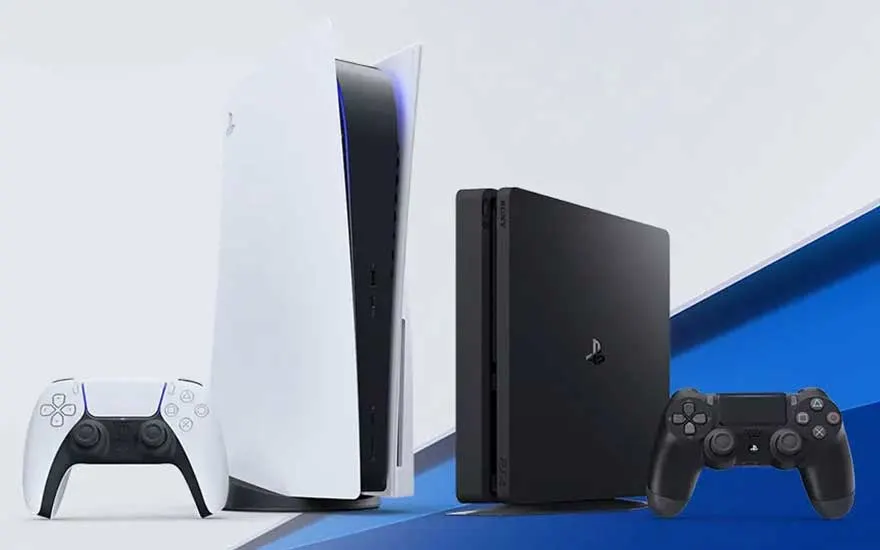 Een witte en zwarte PlayStation 5 naast een zwarte PlayStation 4, met controllers op een blauwe ondergrond.